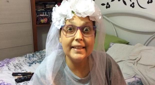 Chiara, malata di cancro, si sposa in ospedale. «È morta col velo ancora sulla testa»