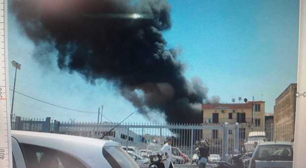 Incendio a Villaricca: in fiamme deposito di pneumatici, colonna di fumo nero e case sgomberate
