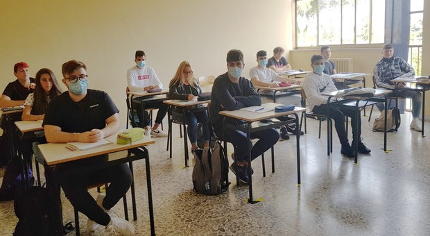 Professori sani in quarantena e pochi supplenti, così le scuole vanno in crisi in Umbria