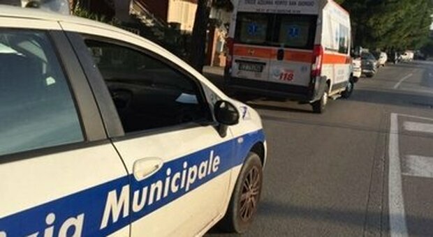Incidente choc a Napoli, investe con l'auto due giovani madri con i figli