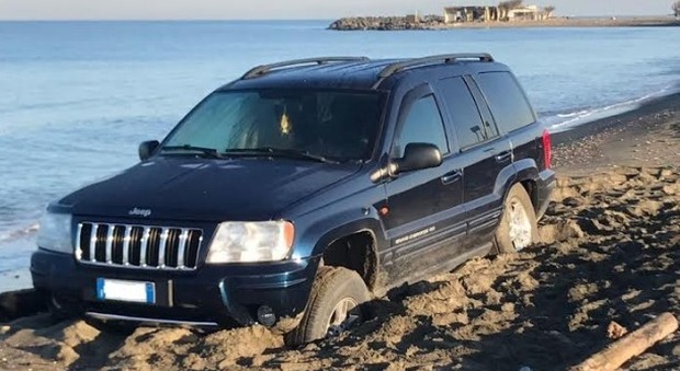 Fiumicino, entra in spiaggia con la Jeep e resta insabbiato: la figuraccia, con multa, del pescatore