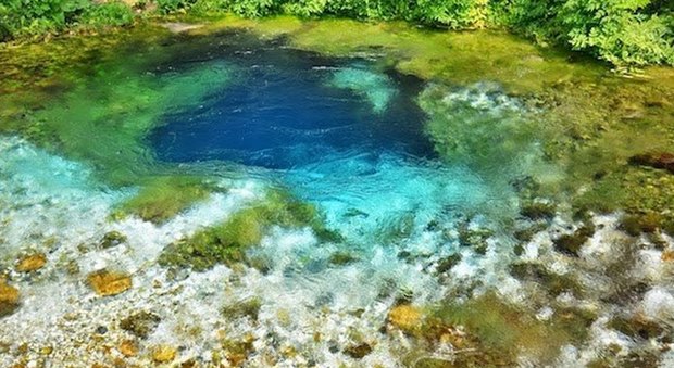 Un occhio blu nascosto in una natura rigogliosa: la misteriosa sorgente in Albania
