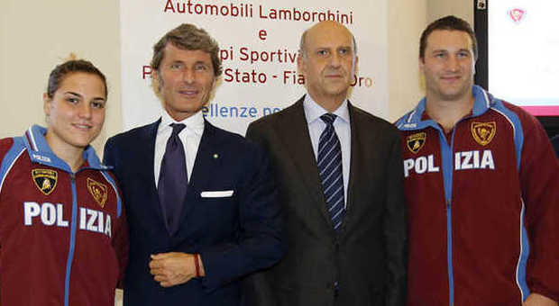 Il presidente della Lamborghini e il capo della Polizia con due atleti delle Fiamme Oro