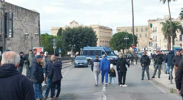 Ex Ilva, continua la protesta dell'indotto: bloccato il ponte girevole di Taranto