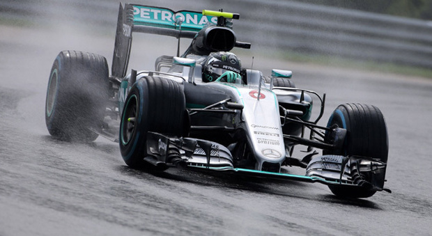 Nico Rosberg con la Mercedes all'Hungaroring