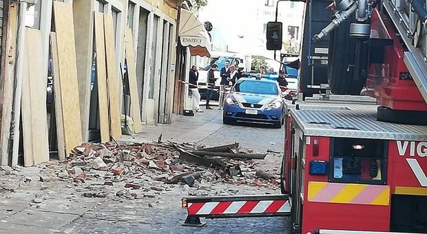 Crolla un cornicione da un palazzo in centro: anche un turista fra i 4 feriti a Bassano del Grappa