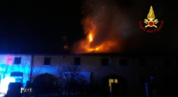 Casolare prende fuoco nella notte: incendio distrugge il tetto