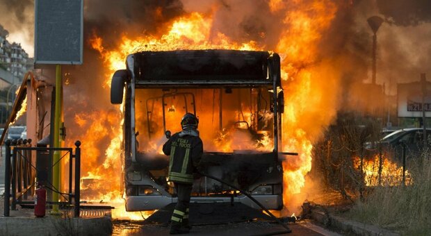 Roma, a Primavalle in fiamme autobus della linea 916: paura ma nessun ferito