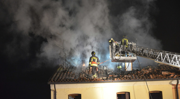 Violento incendio in una palazzina: completamente bruciato il tetto