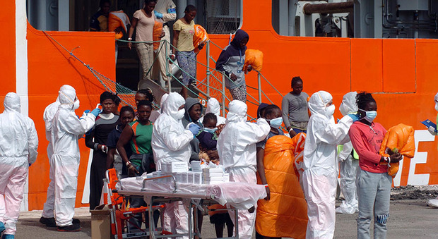 A Brindisi una nave con 653 migranti. A bordo due cadaveri e l'allarme scabbia