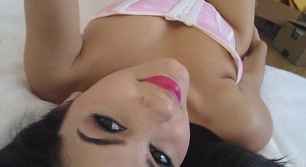 Valentina Nappi hot su Instagram: accavalla le gambe ma è senza slip