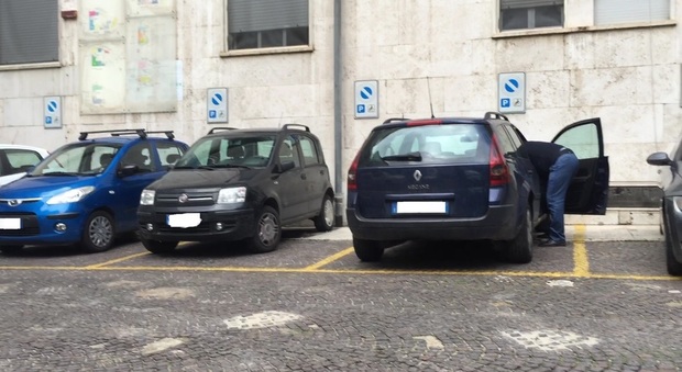 Napoli, la denuncia dei pazienti dell'Ospedale dei Pellegrini: «Auto in sosta nell’area disabili»
