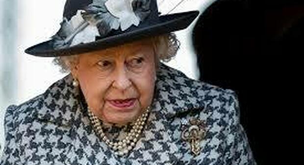 La regina Elisabetta non parteciperà alla conferenza sul clima: ordine dei medici