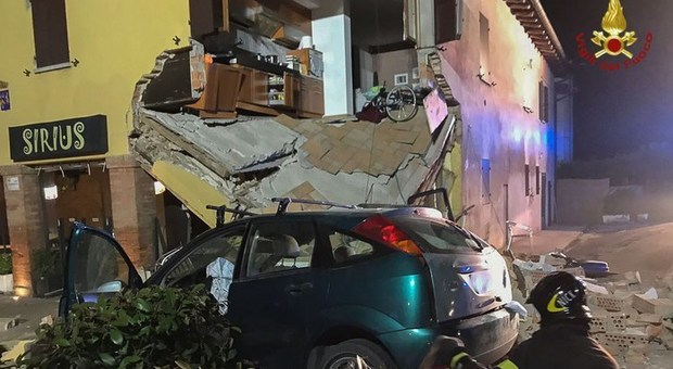 Bologna, auto si schianta contro una casa e la sventra