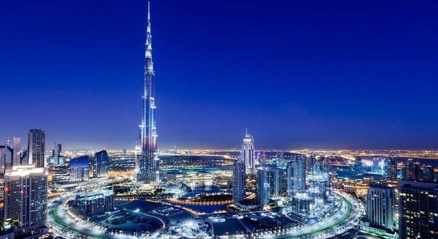 A Dubai c'è Burj Khalifa, la torre di 828 metri che sfida anche il cielo