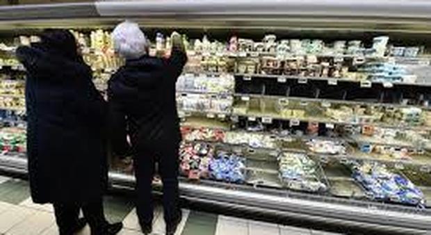 Coronavirus, muore la cassiera di 48 anni e il supermercato chiude