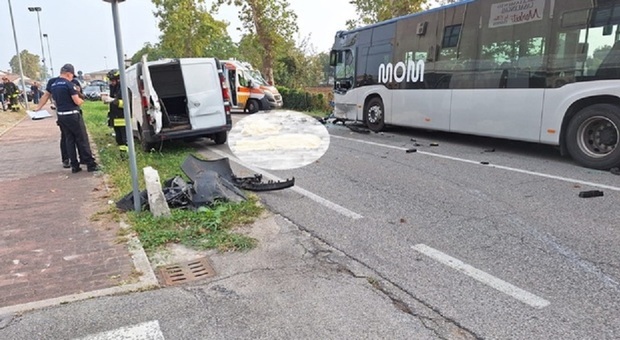 Scontro tra un bus di linea e un furgone: due morti e cinque feriti (due gravi). Dramma a Montebelluna
