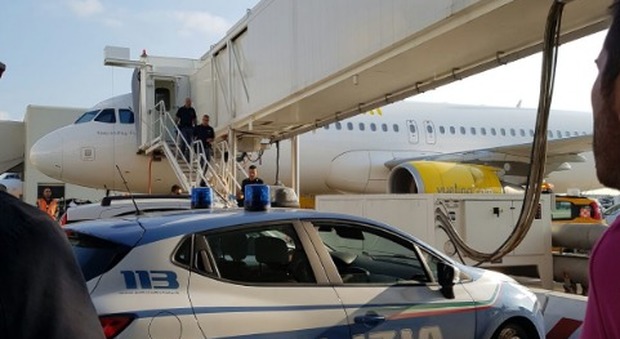 Allarme a Fiumicino: paura all'aeroporto per una scritta sospetta su un aereo Vueling