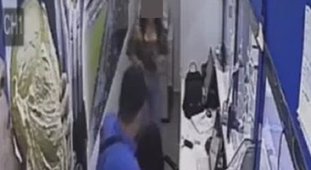 Terrore nell'agenzia scommesse a Portici, rapinatore armato minaccia una dipendente