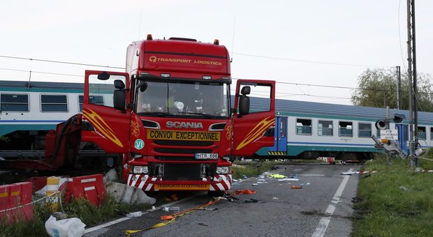 Torino, treno contro tir: due morti e 23 feriti. Autista indagato per disastro