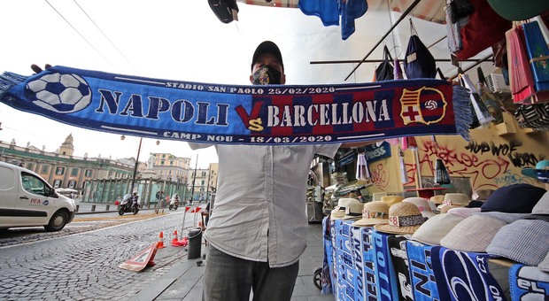 Maxischermi e bandiere, così Napoli si prepara alla sfida di Barcellona