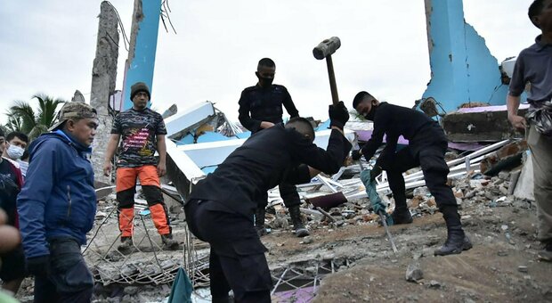Terremoto Indonesia, forte scossa nella notte: almeno 34 morti, centinaia di feriti. «Molti ancora sotto le macerie»