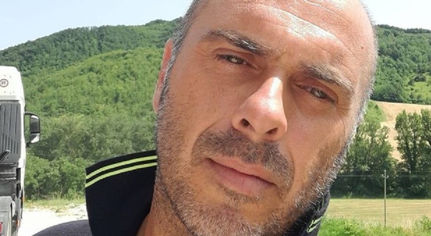 Malore fatale in un parcheggio, Paolo Scarpetta muore a 46 anni a Macerata: lascia due figli