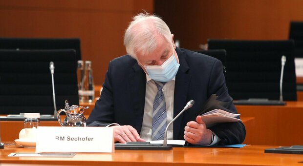 Germania, il ministro Seehofer positivo al Covid dopo la prima dose di Pfizer