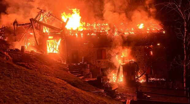 Incendio a Vosie. Casa a tre piani completamente distrutta dalle fiamme: marito e moglie in ospedale