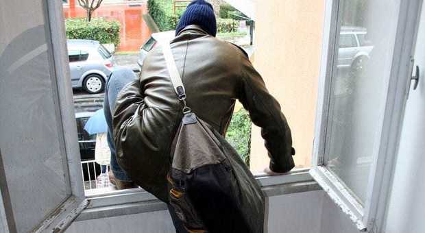 Pesaro, raffica di furti in casa: in una i ladri rubano 100mila euro in gioielli