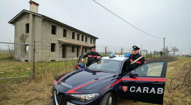 I carabinieri davanti al casolare degli orrori, a Vedelago, il giorno dell'arresto della banda (febbraio 2023)
