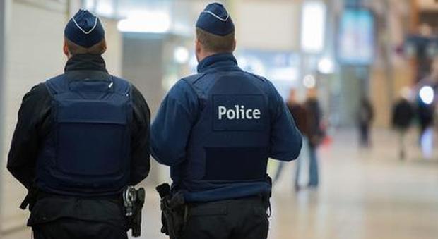 Belgio, uomo armato di coltello attacca i poliziotti: ucciso