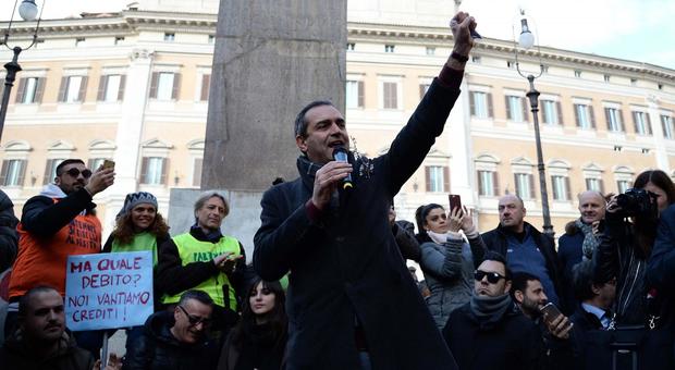 La marcia dei napoletani su Roma, dieci bus bloccati dalla Digos: «Perquisita la moglie del sindaco»