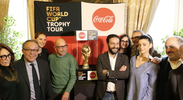 Coca-Cola a Napoli per primuovere l'inclusione: la coppa del mondo fa il giro della città