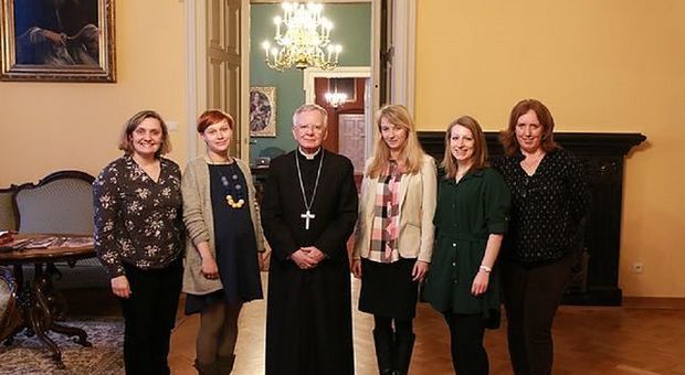 la foto delle cinque giornaliste dell'ufficio stampa della diocesi di Cracovia