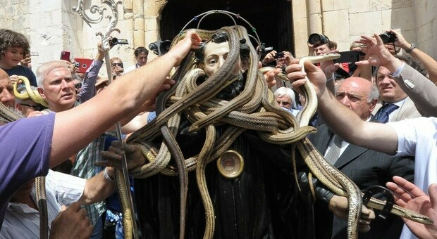 Processione dei serpenti, diecimila spettatori a Cocullo