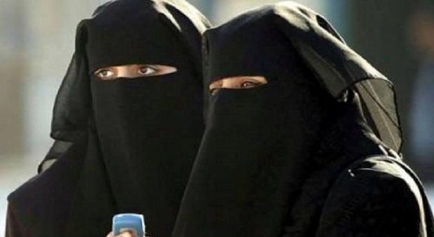 Donne insultano una signora con niqab