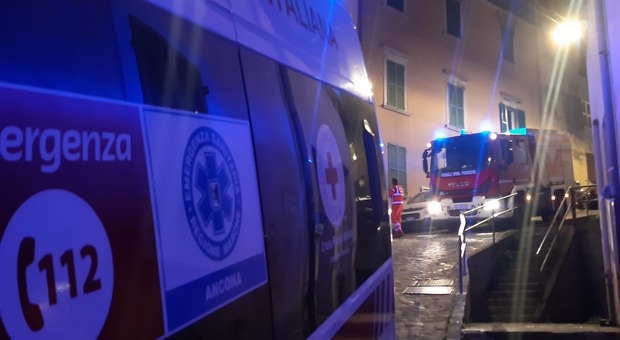 Giallo nel centro di Ancona: donna di 56 trovata morta in casa dopo l'allarme del figlio