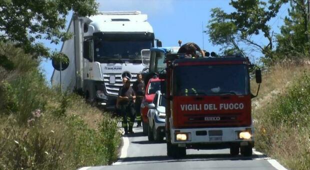 Gubbio, 26 ore per liberare la strada a valle della Contessa dal camion incastrato. Residenti prigionieri