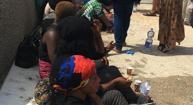 Migranti, nuovo sbarco a Lampedusa: 102 persone, tra loro 48 donne e 6 bimbi