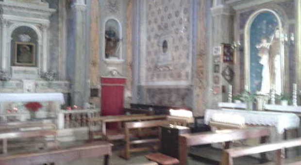 A destra l'altare con la Madonna del Carmine derubata dei gioielli
