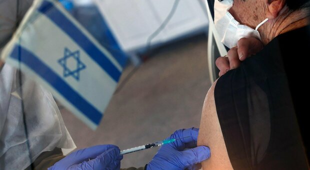 Vaccino, in Israele i casi scendono due settimane dopo la somministrazione: «Calo dei positivi del 33%»