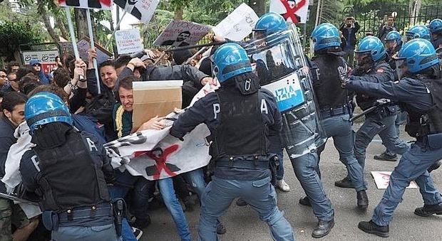 Bologna, scontri tra polizia e manifestanti all'università durante visita di Salvini