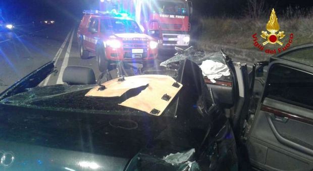 immagine Incidente sulla strada del mare durante un sorpasso a Pesaro, morti due ragazzi: altri 6 feriti tra cui bambini