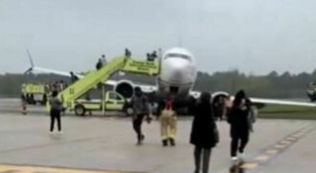 Usa, Boeing 737 Max esce di pista a Houston e finisce sull'erba. «Tutti illesi i 160 passeggeri»