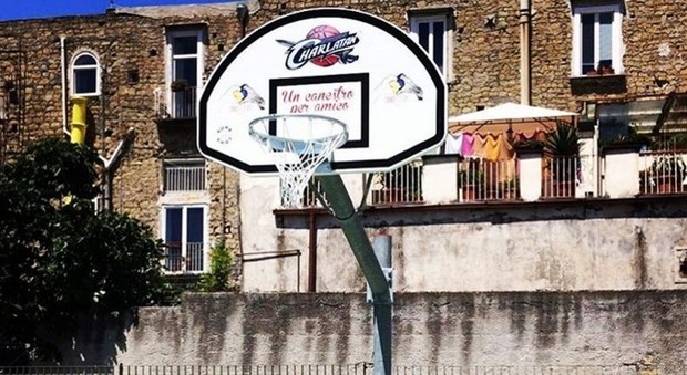 La rinascita del basket partenopeo: 17 canestri installati nei quartieri della città
