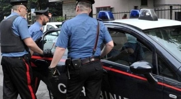 Compie rapina in un centro commerciale, arrestato dai carabinieri
