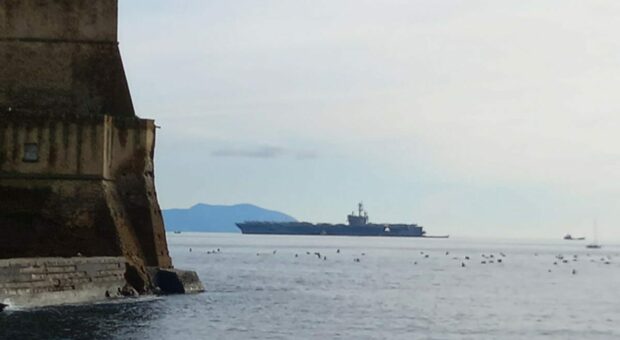La portaerei americana Bush è arrivata nel Golfo di Napoli