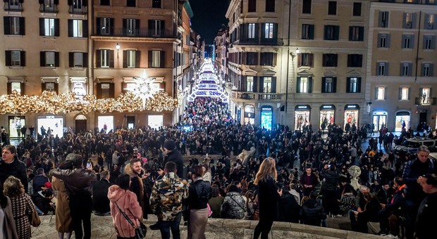Folla in centro a Roma, pienone di turisti: Atac chiude temporaneamente la fermata Metro A Spagna per sicurezza