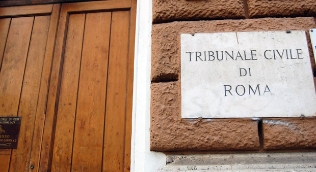 Roma, si cosparge di benzina in tribunale durante l'udienza per il divorzio